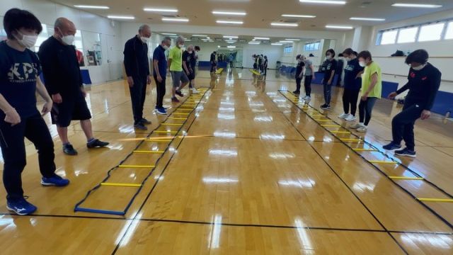 【いきいき健康教室】

こんにちは健幸プラザ西大寺です🙌

先日行われたいきいき健康教室の様子です🏃🏃‍♂️

今回のトレーニングは、ラダーを使った運動です🐯

ラダートレーニングを行うことで、歩行と認知の機能を同時に向上させることができます。体と脳の機能を効率的に動かすことで転倒予防につながると言われています🧠💥

香山コーチ指導のもと、皆さん熱心に取り組んでいました‼️
できた！！と楽しそうに足を動かす姿が見られました🌈

#健幸プラザ西大寺
#岡山ジム
#西大寺ジム
#健康 
#健康食 
#健康レシピ 
#健康第一 
#ラダー 
#ラダートレーニング 
#ランニング 
#ウォーキング 
#転倒予防