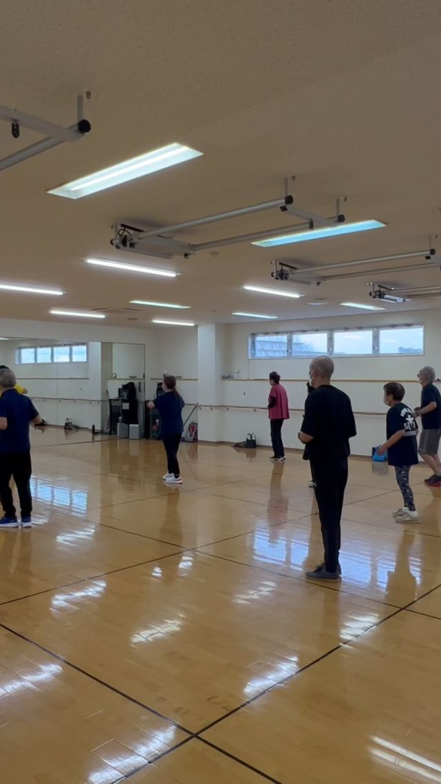 【いきいき健康教室】

今日は、リズム体操の様子を🤸‍♀️🤸🤸‍♂️

普段のエアロビクスのレッスンに入ったことのある方から、初めて体験する方まで、皆さん楽しそうに踊っていました💃💗
慣れない動きでも、山本コーチの元気な声掛けのおかげで教室に笑顔が溢れていました☀️🌈

またエアロビクスレッスンにも参加してみてはいかがでしょうか🍓

#健幸プラザ西大寺
#岡山ジム
#西大寺ジム
#健康 
#健康食 
#健康レシピ 
#健康第一 
#リズム体操 
#エアロビクス 
#踊ってみた
