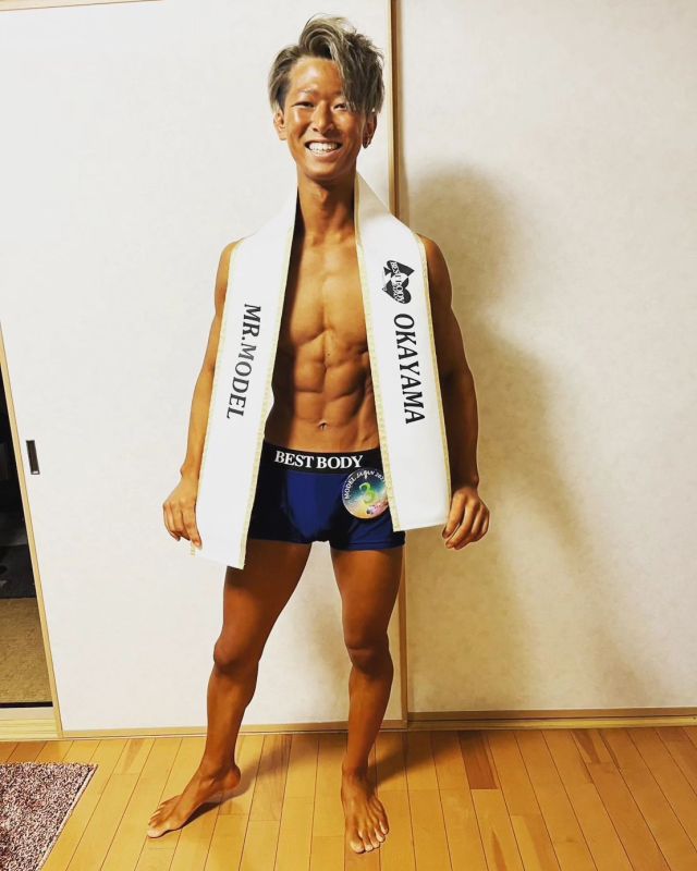 【BEST　BODY岡山大会　優勝🎉】

いつも健幸プラザ西大寺をご利用いただきありがとうございます😊

健プラスタッフの淺野コーチが、5/13土に行われたBEST BODY岡山大会で、初出場グランプリを取りました🤩🎉

おめでとうございます🥳
毎日トレーニング＆食事制限しながら、本当にコツコツ努力した結果、優勝を勝ち得ました❗❗❗素晴らしいことです。

スタッフ一同、感動しました✨✨✨

11月にある全国大会に出場です。
みなさん、応援よろしくお願いします😘